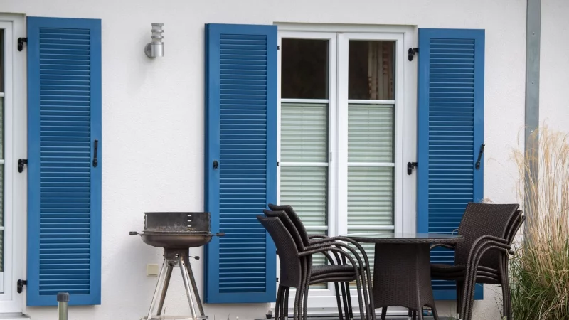 Können Möbel oder der Grill ohne größere Hindernisse von einer frei zugänglichen Terrasse entwendet werden, stufen Versicherer das im Schadenfall oft als einfachen Diebstahl ein. - © Stefan Sauer/dpa/dpa-tmn