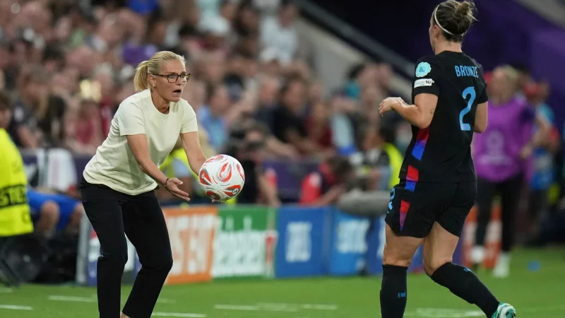 Auf Ballh&ouml;he: Englands Trainerin Sarina Wiegman. - &copy; Alessandra Tarantino/AP/dpa