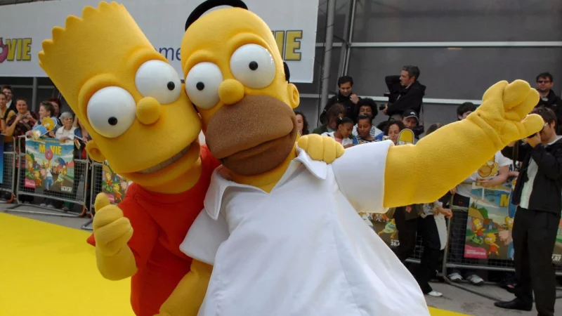Als Homer und Bart Simpson verkleidete Schauspieler kommen 2007 in London zur Premiere des ersten Films &laquo;Die Simpsons&raquo;. (Archivbild) - &copy; Daniel Deme/epa/dpa
