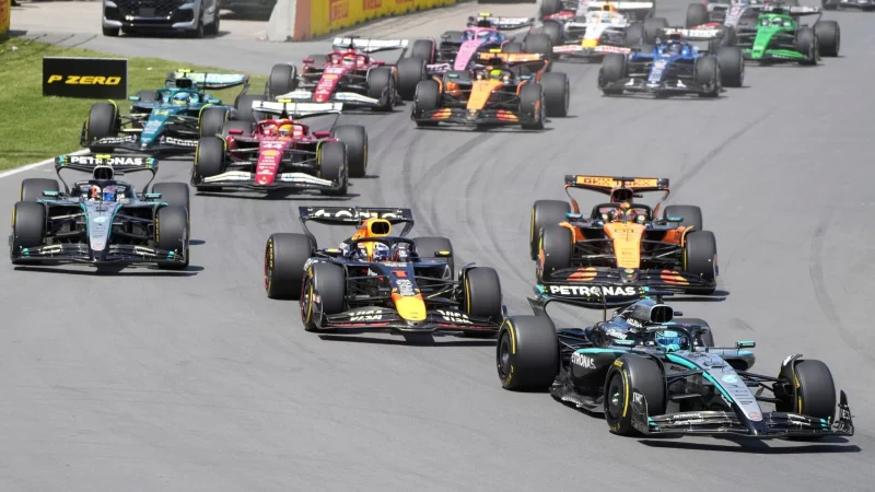 George Russell behauptet sich am Start vor Max Verstappen. - © Christinne Muschi/The Canadian Press/AP/dpa