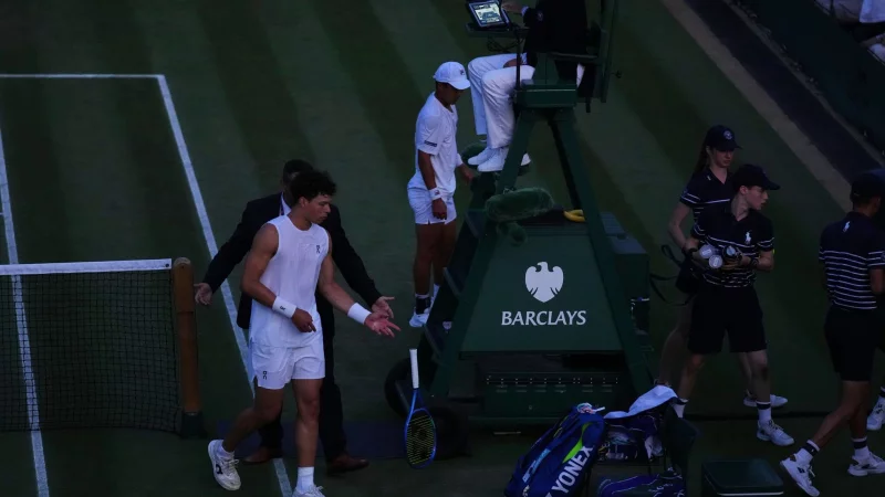 Ben Shelton (vorne) ist sauer über den Abbruch. - © Joanna Chan/AP/dpa