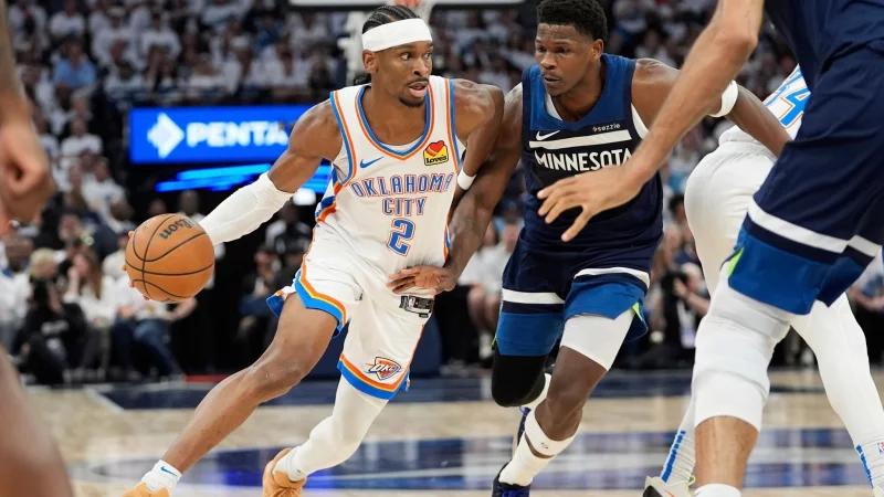 Shai Gilgeous-Alexander (l.) dominierte das Spiel mit 40 Punkten. - © Abbie Parr/AP/dpa