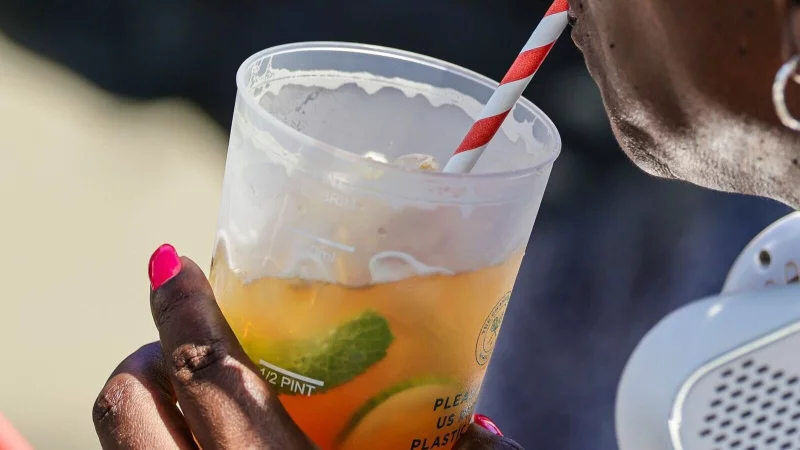 Gerade wer einen empfindlichen Magen-Darm-Trakt hat, verzichtet besser auf eisgek&uuml;hlte Getr&auml;nke an hei&szlig;en Tagen. - &copy; Frank Molter/dpa/dpa-tmn