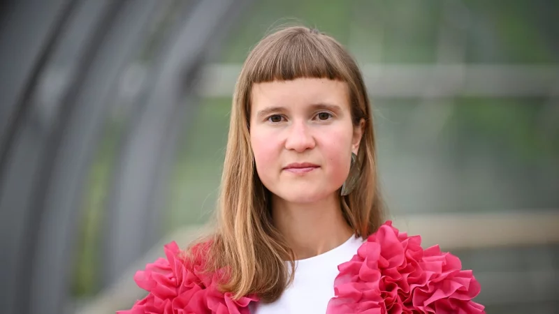 Die Autorin Caroline Wahl hat sich in ihre neue Heimatstadt Kiel verliebt. (Archivbild) - © Jens Kalaene/dpa