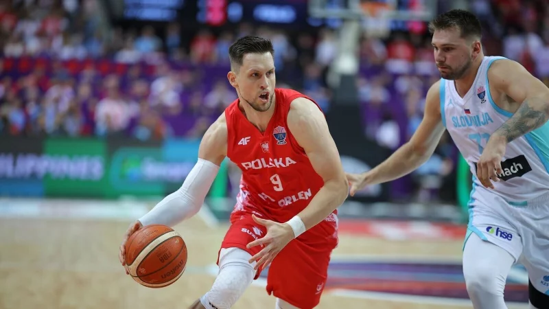 Die Polen brachten Luka Doncic (r) in Bedr&auml;ngnis. - &copy; Mateusz Birecki/ZUMA Press Wire/dpa