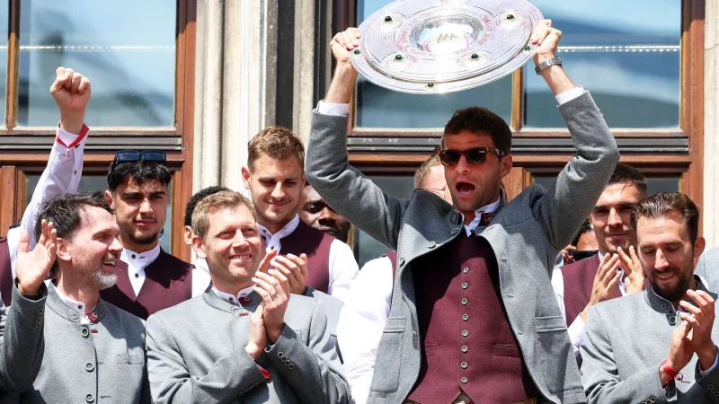 Thomas M&uuml;ller jubelt zum Bayern-Abschied noch mal mit der Meisterschale auf dem M&uuml;nchner Rathausbalkon. - &copy; Karl-Josef Hildenbrand/dpa
