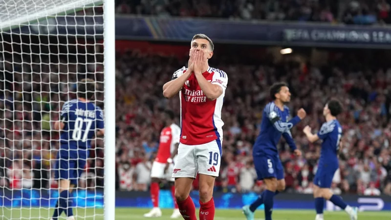 Arsenal-Stürmer Leandro Trossard vergibt im Hinspiel gegen Paris Saint-Germain eine Chance. - © Adam Davy/PA Wire/dpa