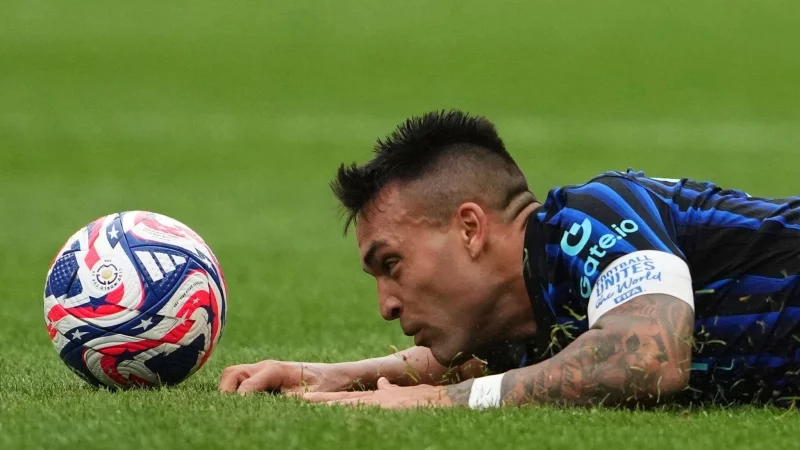 Erst am Boden, dann Torschütze zum 1:1: Inter Mailands Lautaro Martinez. - © Lindsey Wasson/AP/dpa