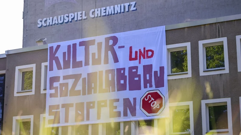 Aktivisten haben das Chemnitzer Schauspielhaus besetzt und protestieren gegen Kultur- und Sozialabbau. - © Hendrik Schmidt/dpa