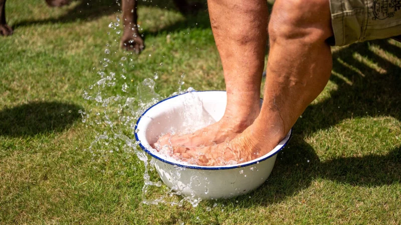 K&uuml;hlende Ma&szlig;nahme: Fu&szlig;b&auml;der, Wadenwickel oder Wassersprays k&ouml;nnen bei schweren Beinen im Sommer Erleichterung bringen. - &copy; Benjamin Nolte/dpa-tmn