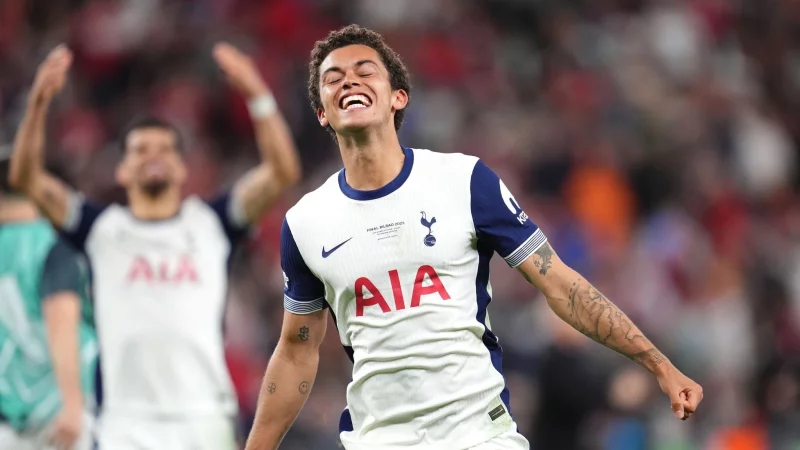 Ob es sein Tor war oder nicht war Brennan Johnson nach dem Final-Sieg egal. - © Adam Davy/PA Wire/dpa