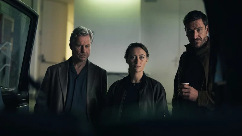 David Acosta (Michael Epp, re.) ermittelt mit seinem Team aus Mercédes Navarro (Mercedes Müller, Mitte) und Adrían Martinéz (Dirk Borchardt, li.). - © Adolfo j. Kolmerer/ARD Degeto/dpa