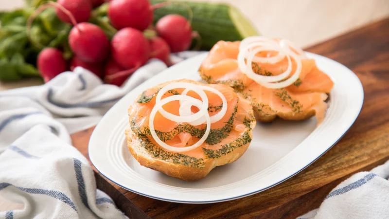 Der Eindruck t&auml;uscht: Graved Lachs wird gar nicht ger&auml;uchert, sondern ausschlie&szlig;lich gebeizt - das hei&szlig;t mit Zucker, Salz und Gew&uuml;rzen eingerieben. - &copy; Christin Klose/dpa-tmn