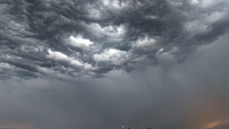 Sieht übel aus, besser schnell Schutz suchen: Das Bundesamt für Bevölkerungsschutz und Katastrophenhilfe rät, sich bei Gewitter und Sturm in einem stabilen Gebäude aufzuhalten. - © Christoph Reichwein/dpa
