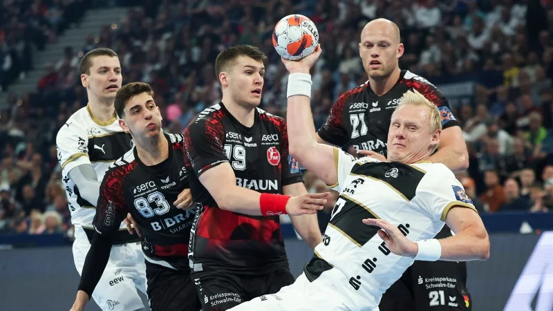 Kiels Patrick Wiencek (vorne) kommt zum Wurf. - © Christian Charisius/dpa