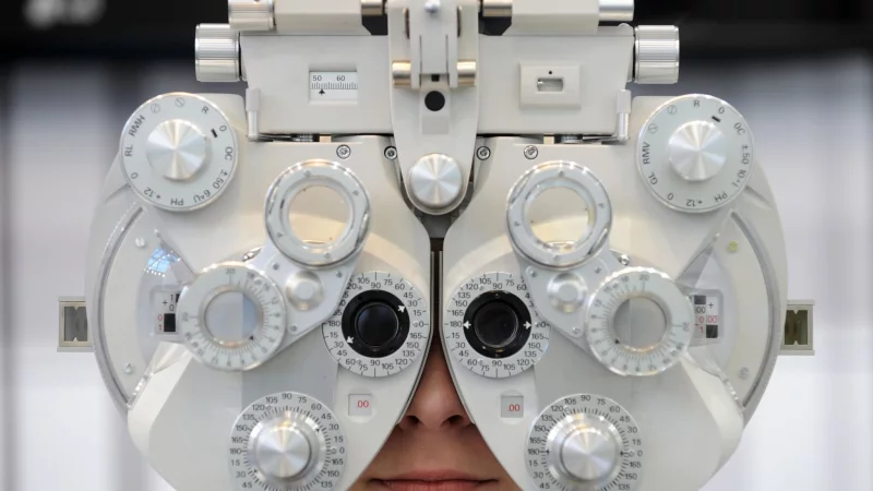 Tr&auml;gt man eine Brille oder Kontaktlinsen, sollte einmal im Jahr die Sehleistung und Augengesundheit &uuml;berpr&uuml;ft werden. - &copy; Andreas Gebert/dpa/dpa-tmn