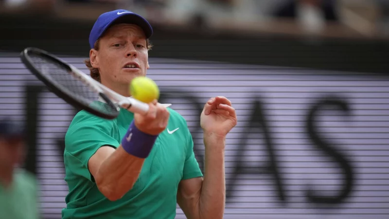 Jannik Sinner steht erstmals bei den French Open im Finale. - © Christophe Ena/AP/dpa