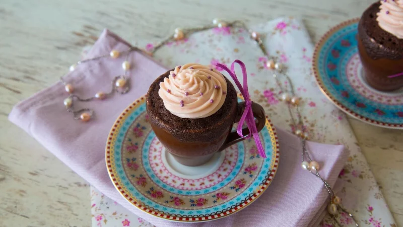 Der Schoko-Tassenkuchen von Food-Bloggerin Angelina Antal enthält einen Schuss Rotwein und ein Frischkäse-Topping. - © Angelina Antal/zimtblume.de/dpa-tmn