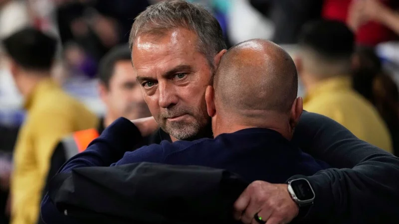 Hansi Flick feiert seinen ersten Meistertitel als Trainer im Ausland. - © Jose Breton/AP/dpa