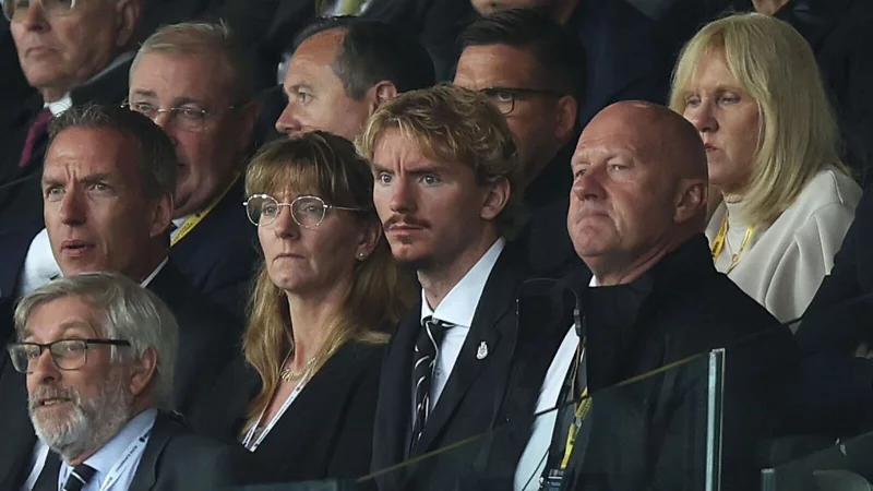 Nick Woltemade (M) verfolgt gebannt das Spiel seines neuen Teams. - © Nigel French/PA Wire/dpa