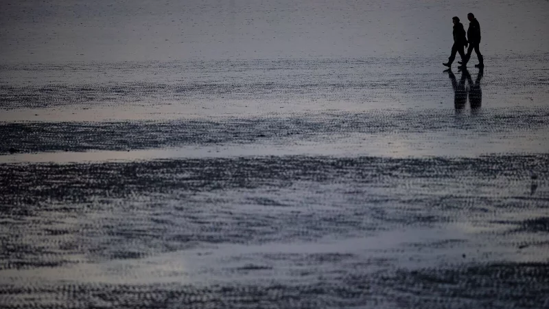 Erzähl mir von früher: Gespräche über das Leben der Eltern stärken die Verbindung – und bewahren gemeinsame Erinnerungen. - © Sina Schuldt/dpa/dpa-tmn