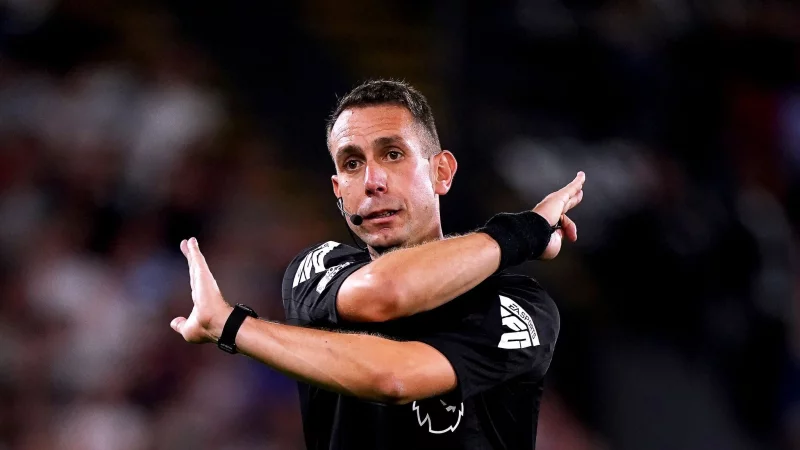 Der frühere Premier-League-Schiedsrichter David Coote ist wegen beleidigender Äußerungen über Jürgen Klopp vom englischen Fußballverband FA gesperrt worden. - © John Walton/PA Wire/dpa