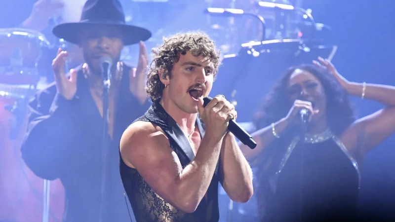 Auf der B&uuml;hne eine Macht: Benson Boone - &copy; Richard Shotwell/Invision/AP/dpa