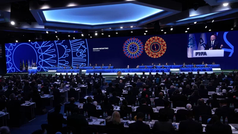 Beim FIFA-Kongress sorgt das Verhalten von FIFA-Chef Infantino für Kritik. - © Fernando Calistro/AP/dpa