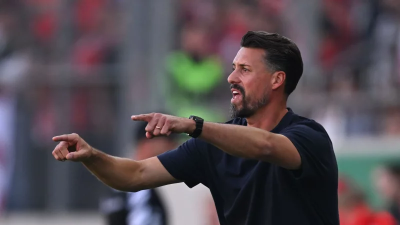 Feiert am Samstag seine Heimpremiere als Augsburg-Trainer: Sandro Wagner. (Archivbild) - © Hendrik Schmidt/dpa