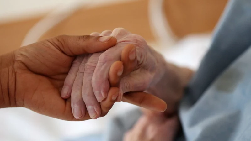 In einer alternden Gesellschaft werden Pflegefachpersonen immer wichtiger - &copy; Oliver Berg/dpa/dpa-tmn