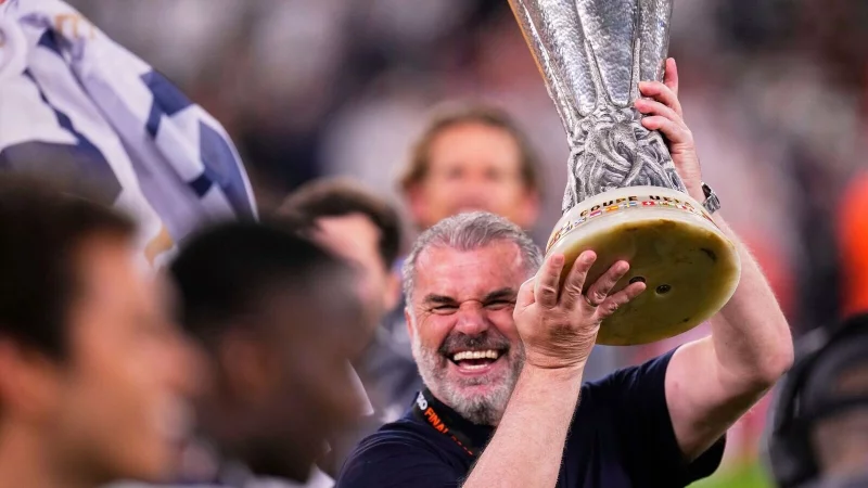 Mit Postecoglou gewann Tottenham erstmals seit 17 Jahren wieder eine Trophäe. - © Manu Fernandez/AP/dpa