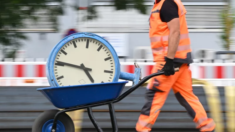 Der Arbeitgeber kann die Arbeitszeit nicht ohne eine &Auml;nderungsk&uuml;ndigung k&uuml;rzen. - &copy; Arne Dedert/dpa/dpa-tmn