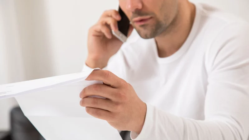 Die Verdachtsk&uuml;ndigung muss schriftlich erfolgen. Und wie bei jeder anderen K&uuml;ndigung kann sich der Arbeitnehmer beim Betriebsrat Unterst&uuml;tzung holen. - &copy; Christin Klose/dpa-tmn