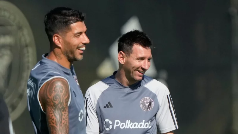 Vor einigen Jahren hat Su&aacute;rez in seiner Heimat Uruguay einen Fu&szlig;ballverein gegr&uuml;ndet, jetzt holt er seinen Freund Messi mit ins Boot. (Archivbild) - &copy; Wilfredo Lee/AP/dpa