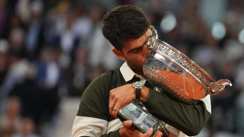 Carlos Alcaraz hat mit 22 Jahren bereits fünf Grand-Slam-Turniere gewonnen - wie sein Idol Rafael Nadal. - © Thibault Camus/AP/dpa