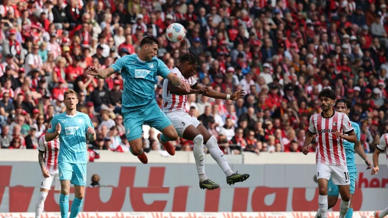 Lufthoheit beim Baden-Duell: Hoffenheims Robin Hranac (2. von l.) gegen Junior Adamu - &copy; Philipp von Ditfurth/dpa