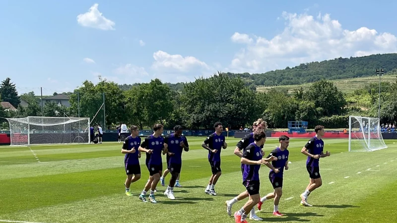 Nick Woltemade (4.v.r.) fühlt sich nach einer Pause wieder fit. - © Christian Kunz/dpa