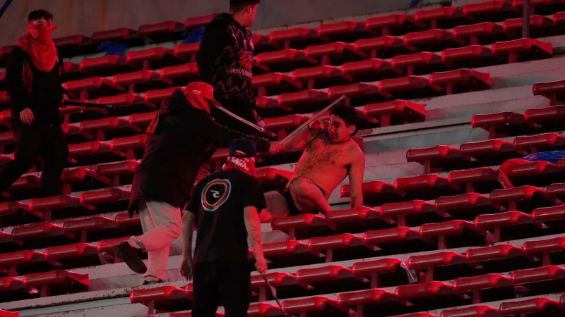 Eine Auseinandersetzung beim Fußball in Buenos Aires. - © Gustavo Garello/AP/dpa