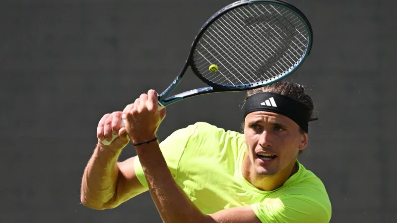 Auftakthürde erfolgreich genommen: Alexander Zverev in Stuttgart. - © Marijan Murat/dpa