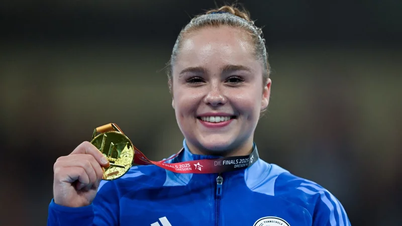 Meolie Jauch pr&auml;sentiert stolz ihre Goldmedaille. - &copy; Hendrik Schmidt/dpa