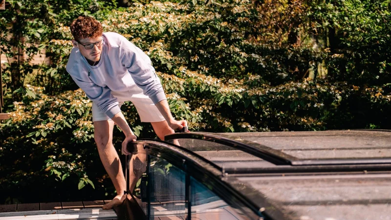 Pools können zur Tierfalle werden: Abdeckungen können Planschbecken und Pools über Nacht sichern. - © Zacharie Scheurer/dpa-tmn