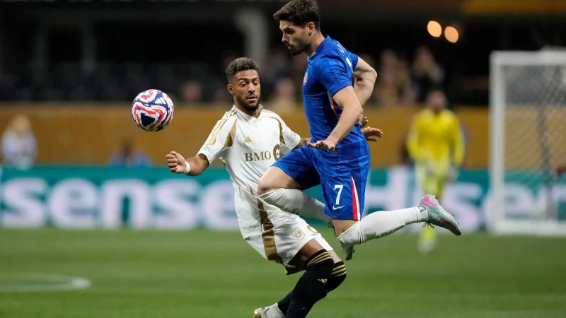 Chelseas Torschütze Pedro Neto (r) in Aktion. - © Brynn Anderson/AP/dpa