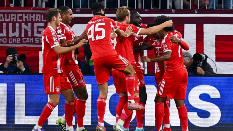 Eine M&uuml;nchner Jubeltraube um Harry Kane (M), ein gewohntes Bild zum Saisonstart. - &copy; Sven Hoppe/dpa