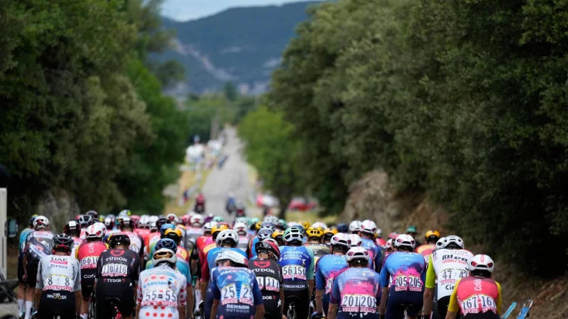Die Fahrer auf der 17. Etappe der Tour de France auf dem Weg nach Valence. - © Mosa\\\'ab Elshamy/AP/dpa