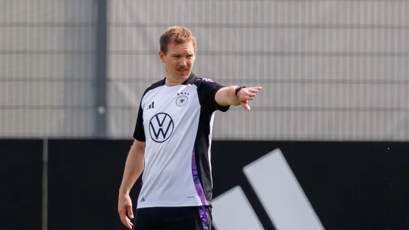 Julian Nagelsmann in Aktion beim Training in Herzogenaurach. - © Daniel Karmann/dpa