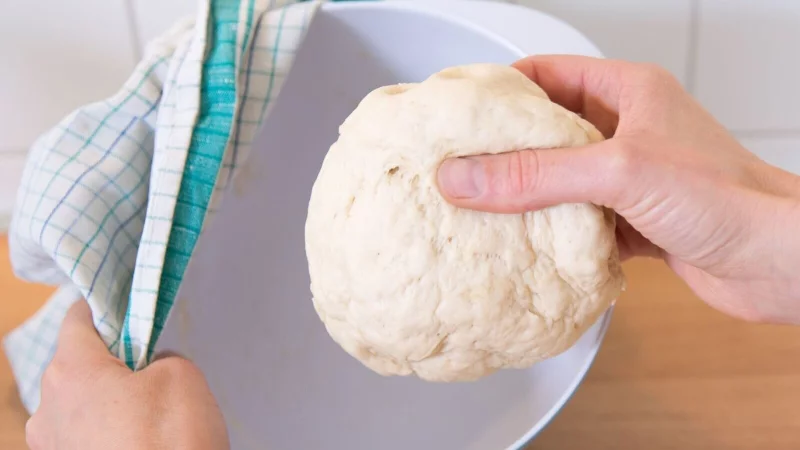 Will man Hefeteig einfrieren, sollte er noch nicht gegangen sein, sonst kann das Backergebnis eher zu fest ausfallen. - © Florian Schuh/dpa-tmn