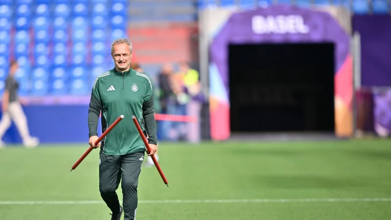 Bundestrainer Wück beim Abschlusstraining in Basel. - © Sebastian Christoph Gollnow/dpa
