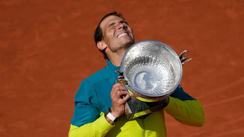 So sah es viele Jahre in Paris aus: Rafael Nadal mit dem Pokal der French Open. - © Christophe Ena/AP/dpa