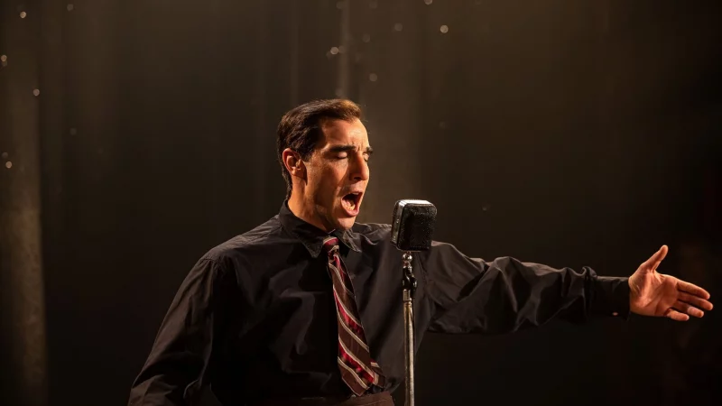 Tahar Rahim als Charles Aznavour in der Filmbiografie «Monsieur Aznavour». - © Antoine Agoudjian, Rémi Deprez/Filmverleih Weltkino/dpa