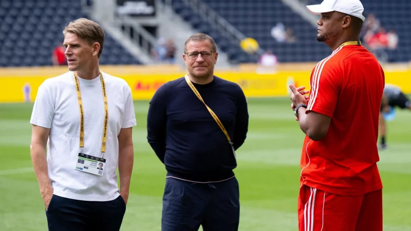 Beim ersten WM-Spiel waren Sportdirektor Christoph Freund (l) und Sportvorstand Max Eberl in den USA noch vereint. Rechts Trainer Vincent Kompany. - © Sven Hoppe/dpa